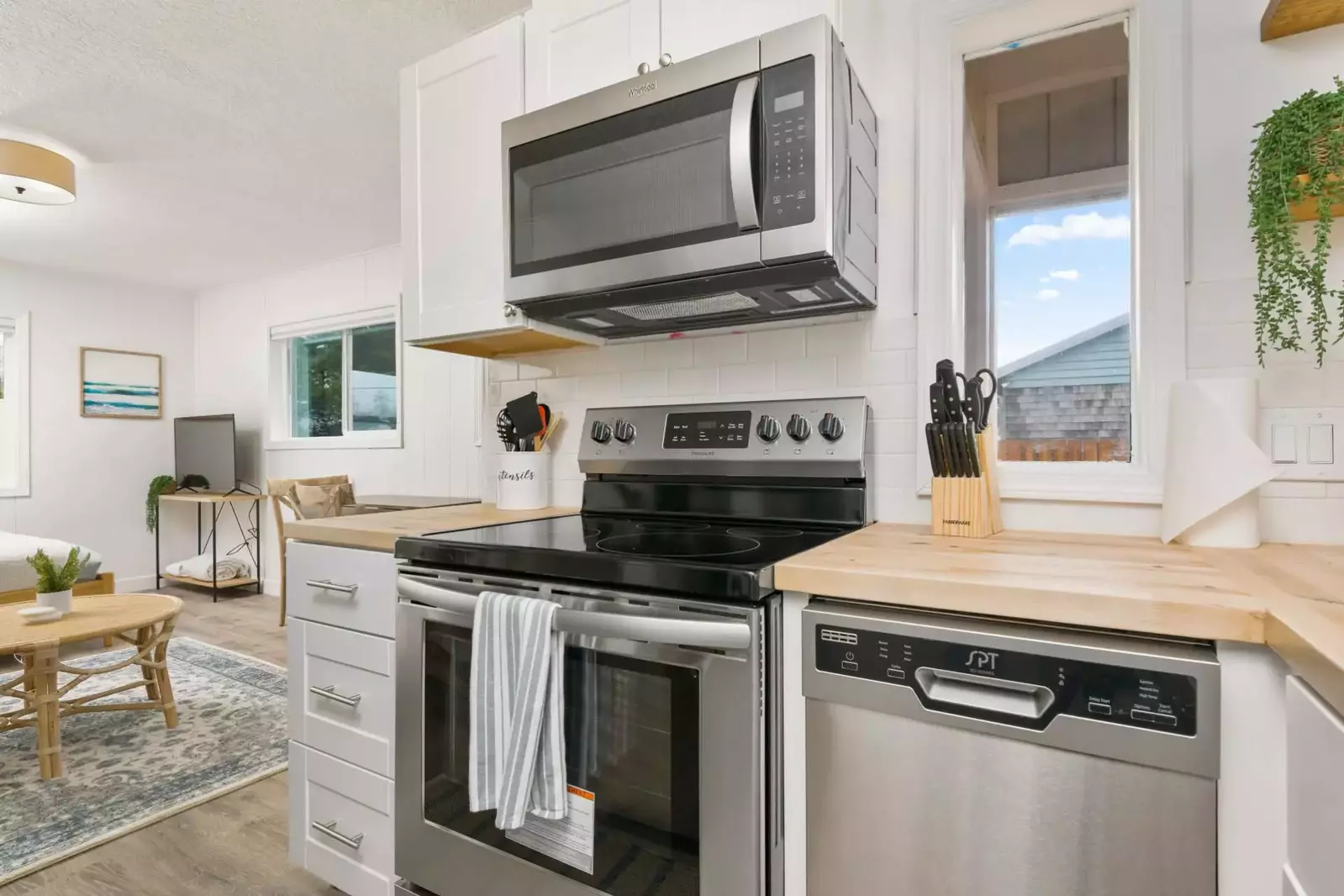 Cook delicious meals for breakfast, lunch, and dinner in this fully equipped kitchen. We suggest grabbing some seafood from a local market.