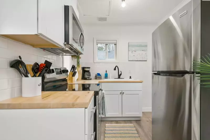 "Clean bathroom and comfortable bed. Very cozy and location was perfect." - Gabby