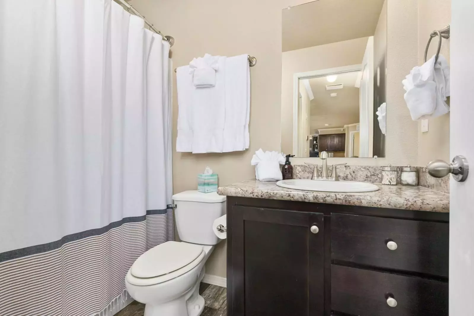 With 2 full bathrooms everyone staying here has ample privacy.
