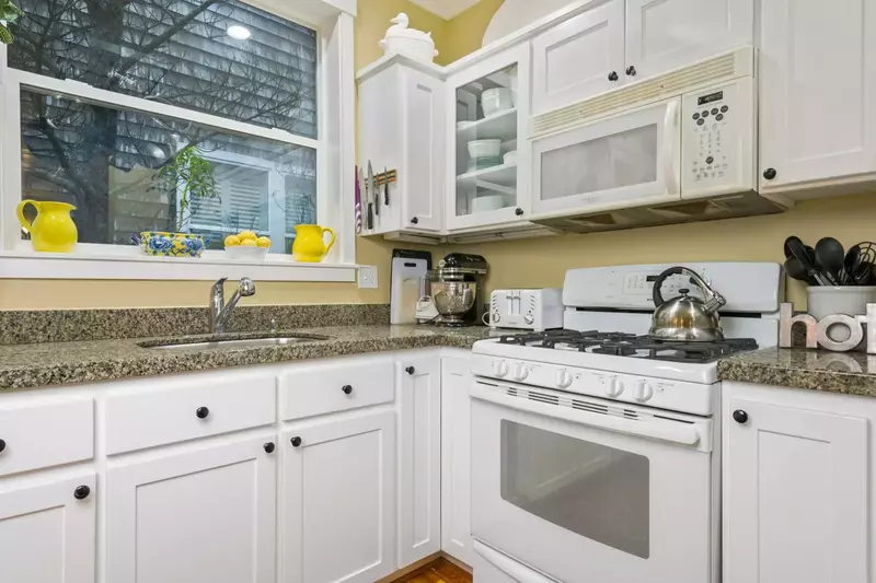 Cook delicious meals for breakfast, lunch, and dinner in this fully equipped kitchen. We suggest grabbing some seafood from a local market.