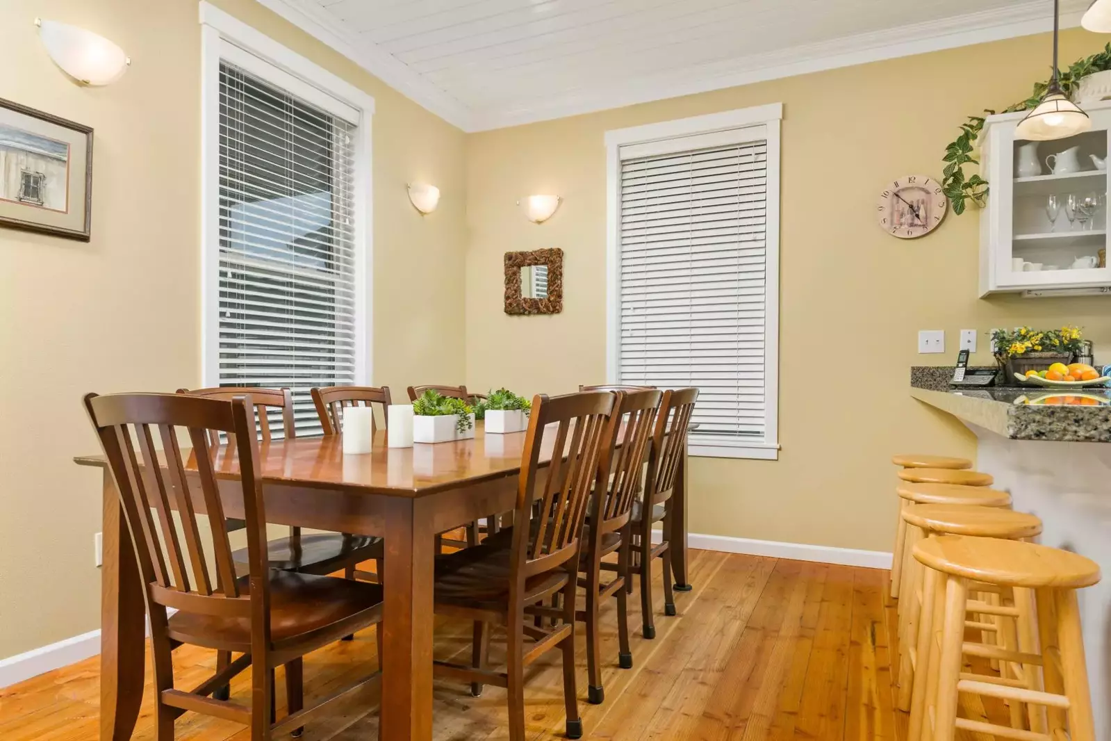 "Lovely quiet neighborhood steps from the beach and a few blocks from a French cafe! We felt fortunate to find it." - Ron