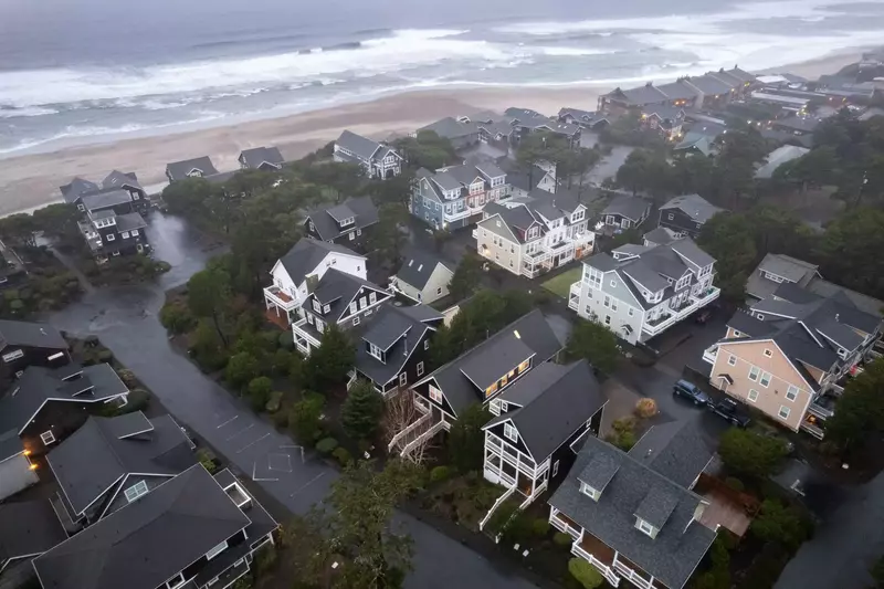 This rental is in Bella Beach, a charming and peaceful neighborhood north of downtown Depoe Bay.