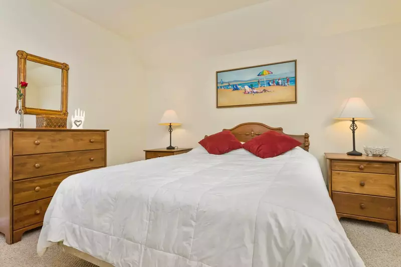 "Extremely cute area of the coast. Walking distance to the beach. Cute Café on the corner." - Rick