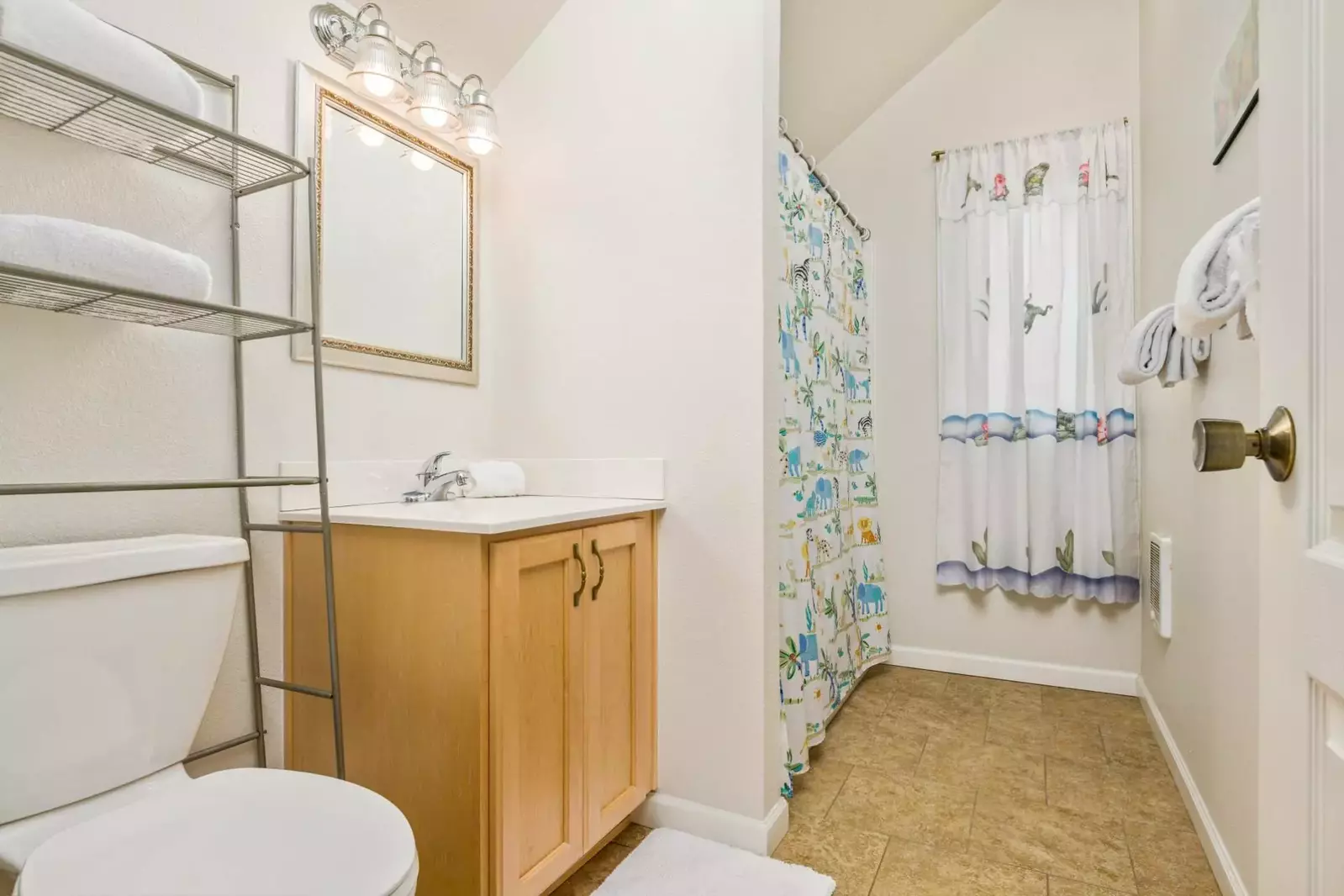 With 4 full bathrooms everyone staying here has ample privacy.