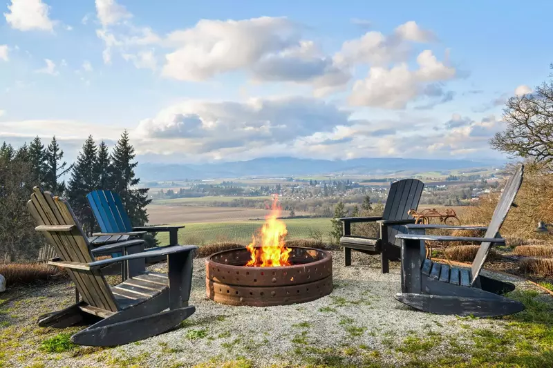 The quality of the architecture, the privacy of the setting, and the convenience to world class wineries kept us smiling.  -Slava