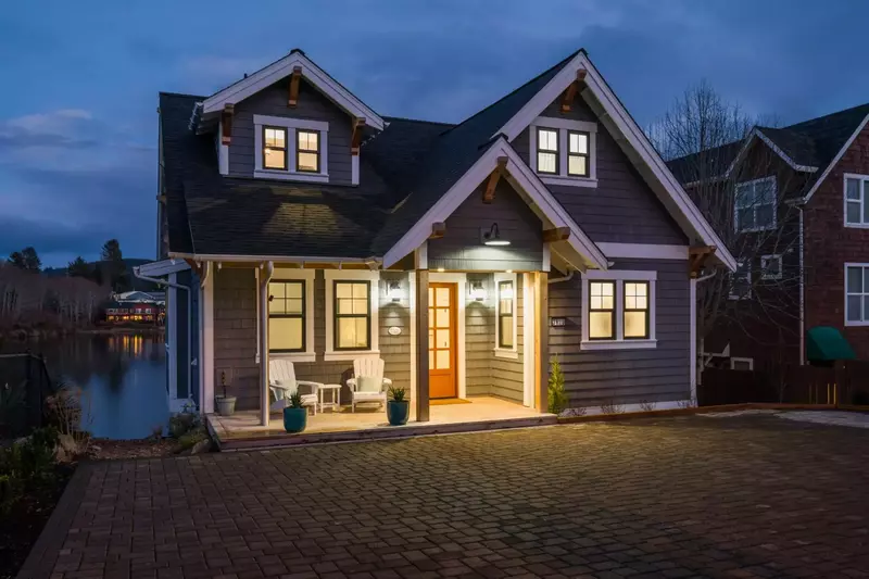 Lake Escape is located on Devil's Lake in Lincoln City; a vibrant community on the Oregon Coast.