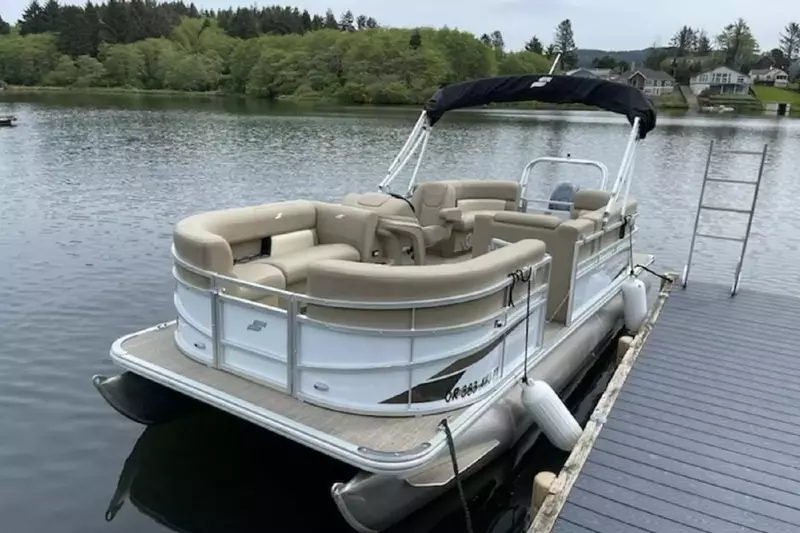 Boat not available to rent. Dock shown can be used for outside rentals.
