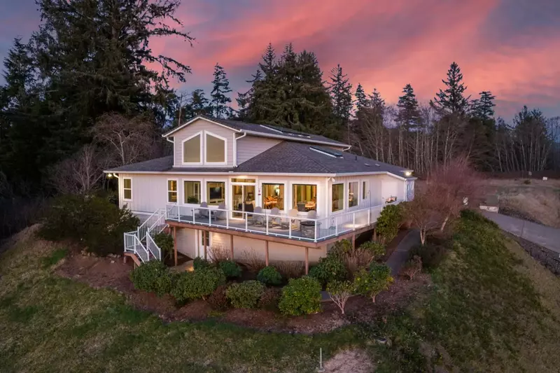 Bay View Villa is a stunning property in Bay City overlooking the picturesque Tillamook Bay.
