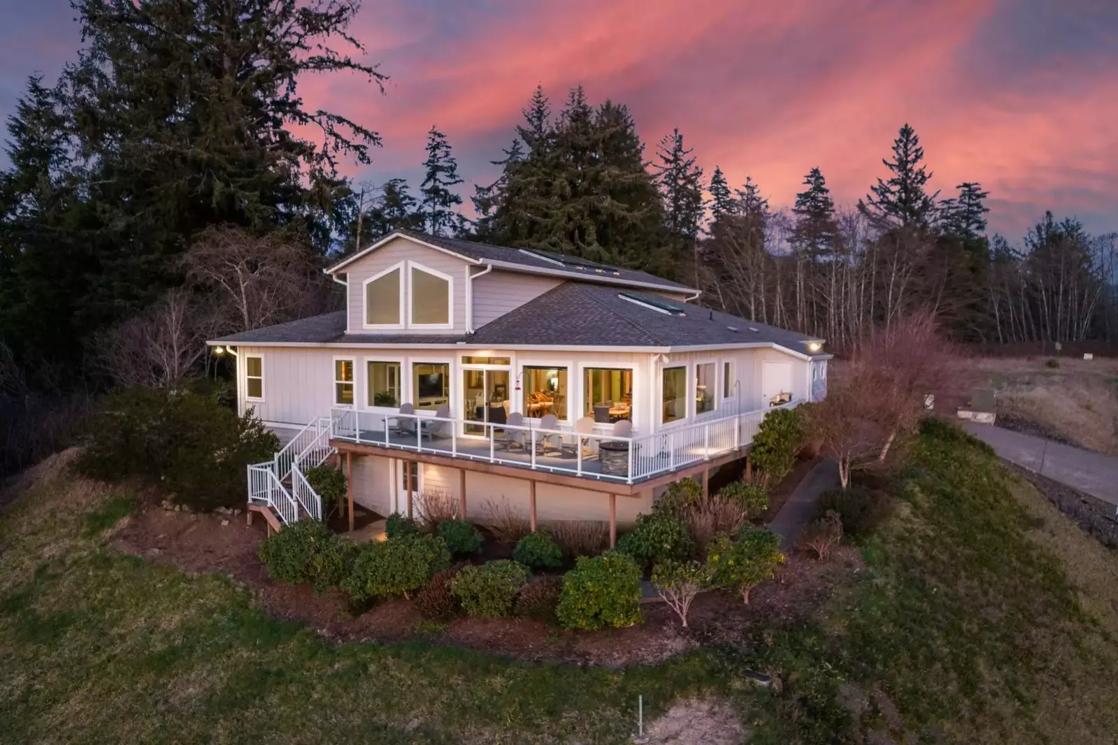 Bay View Villa is a stunning property in Bay City overlooking the picturesque Tillamook Bay.