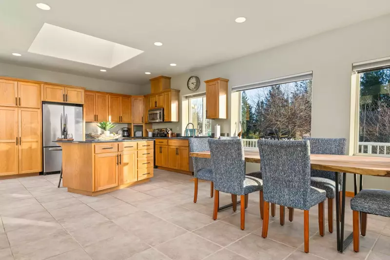 The décor was perfect for a beach house and we had everything needed from kitchen utensils to tools.  -Joe