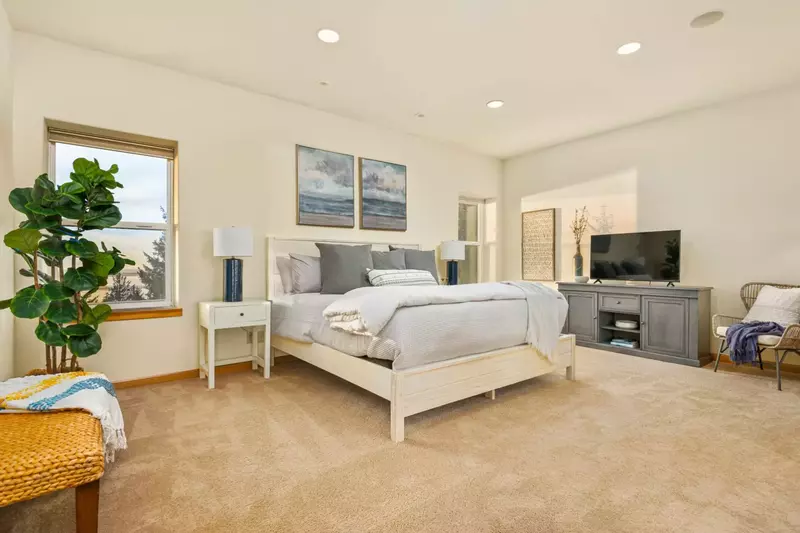 Spend some extra time relaxing in bed watching movies, shows, or sports on this TV.