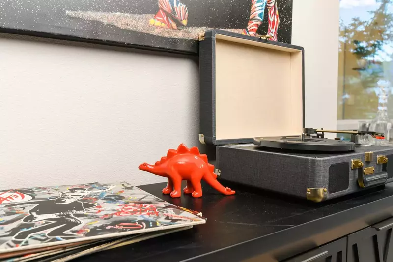 Chill out with some nice tunes courtesy of the Woodstock Townhouse record player.