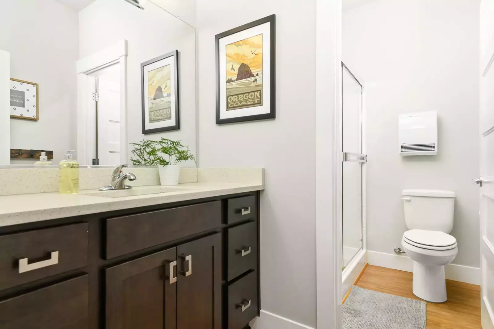 With 4 full bathrooms everyone staying here has ample privacy.