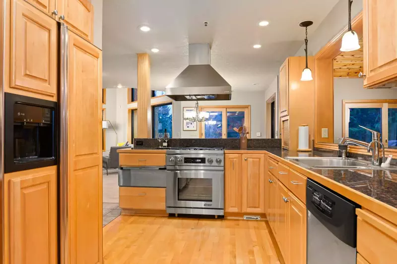 Cook delicious meals for breakfast, lunch, and dinner in this fully equipped kitchen.