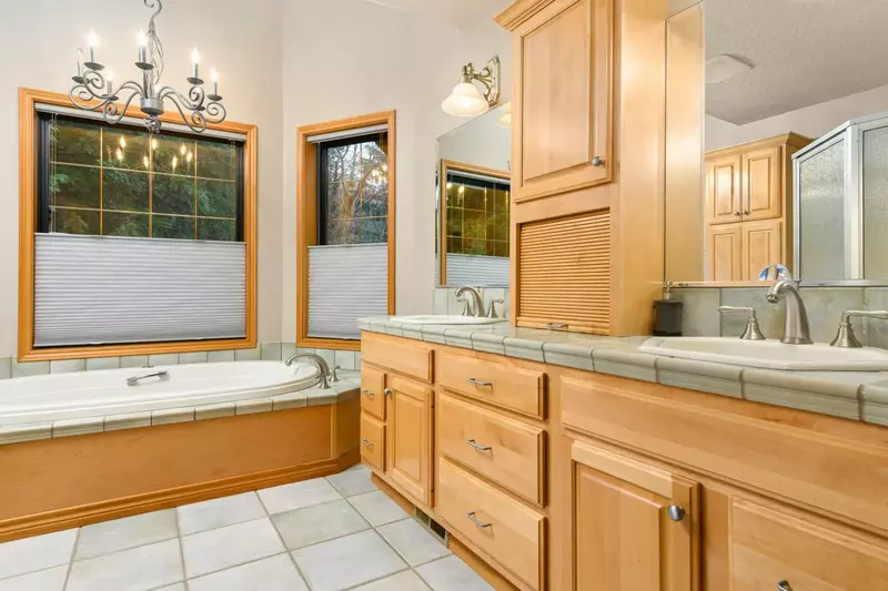 Two nice sinks and plenty of space.