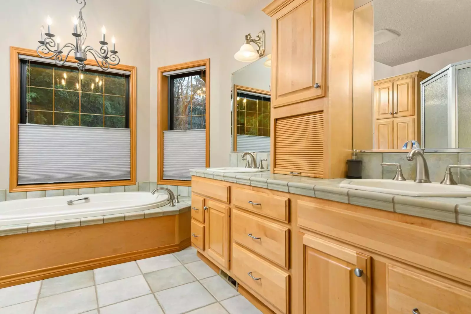 Two nice sinks and plenty of space.