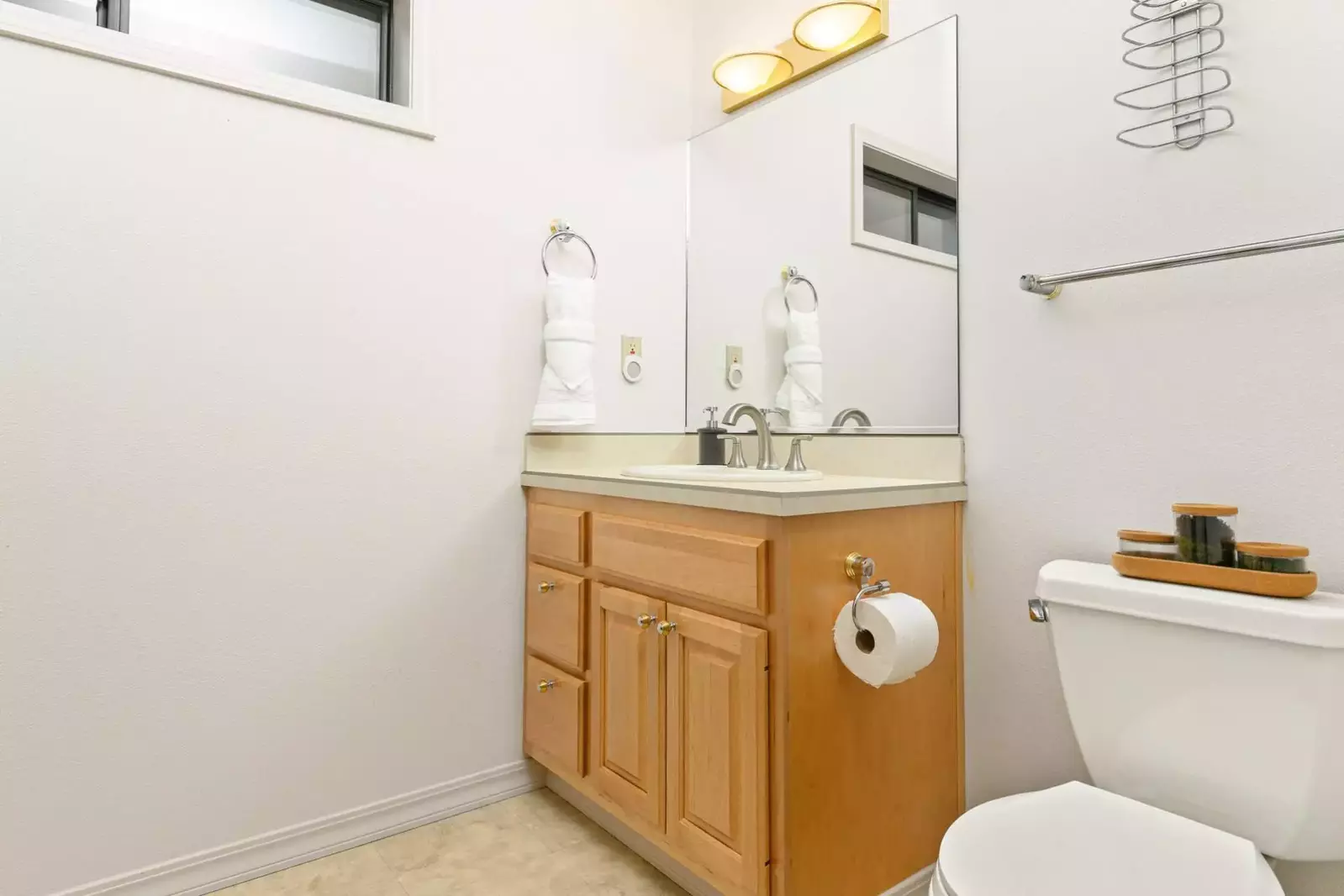 With 3.5 bathrooms everyone staying here has ample privacy.