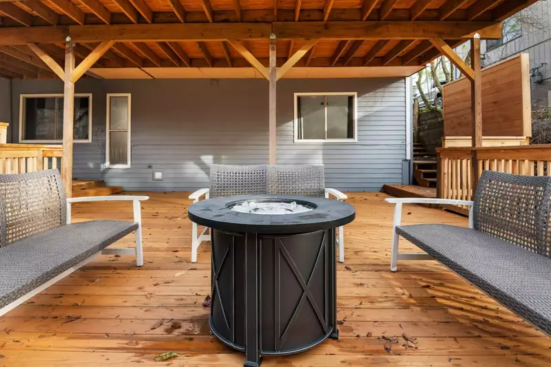 The fire table is wonderful spot to enjoy a lovely Oregon night.