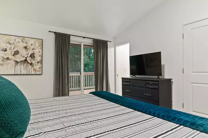 "Very clean and spacious.  We’d highly recommend to larger groups looking for a beautiful location near Portland." - Shawna