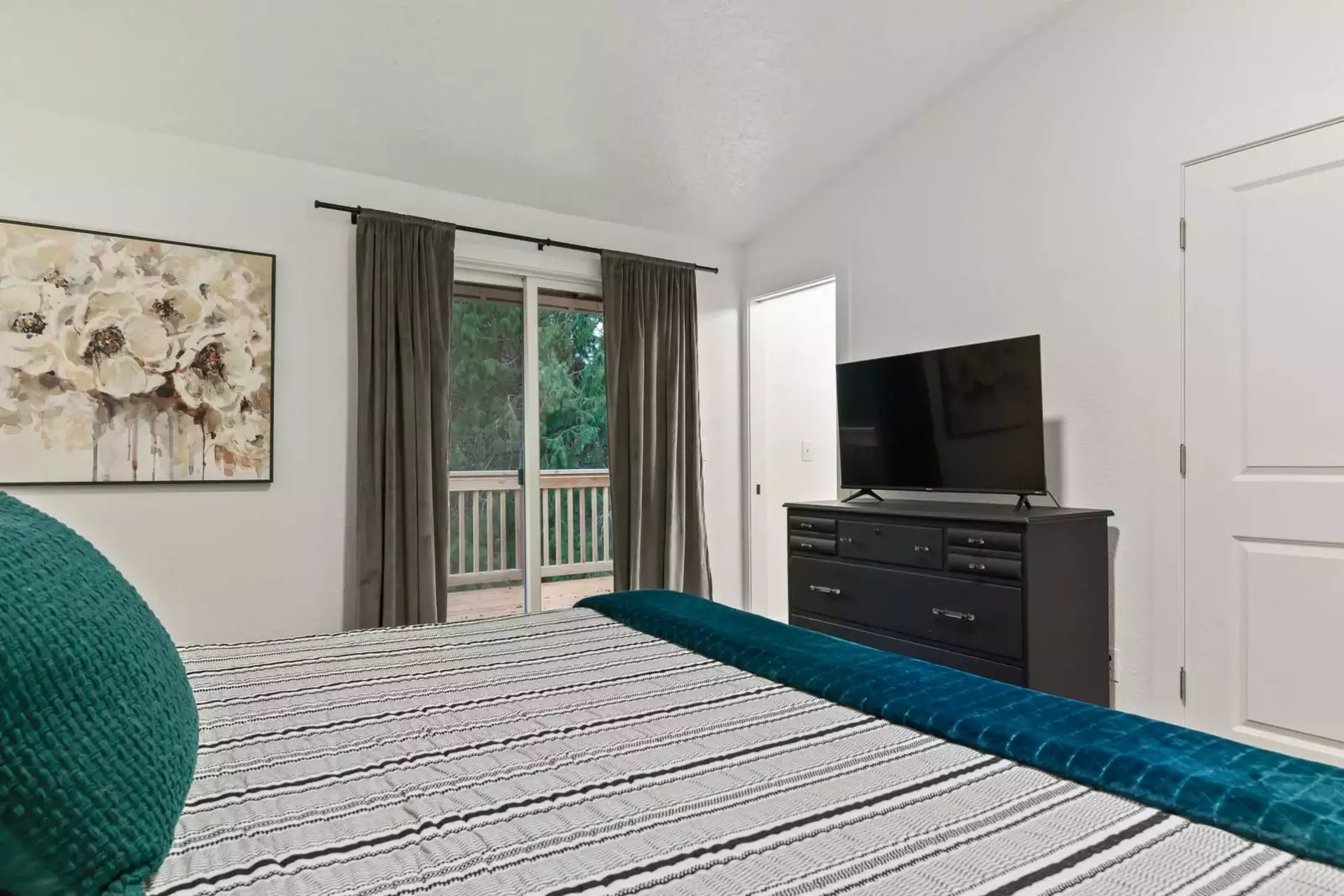 "Very clean and spacious.  We’d highly recommend to larger groups looking for a beautiful location near Portland." - Shawna