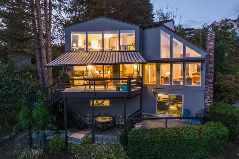 Riverview Luxury Estate is an enchantingly beautiful rental with breathtaking views.