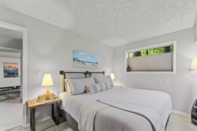 "Large enough for us to spread out for quiet time, but with cozy spots to gather. Incredible views of the river!Thanks, we had a blast!" - Megan