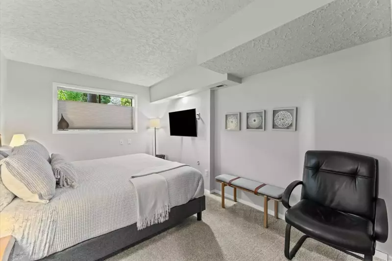 Spend some extra time relaxing in bed watching movies, shows, or sports on this TV.