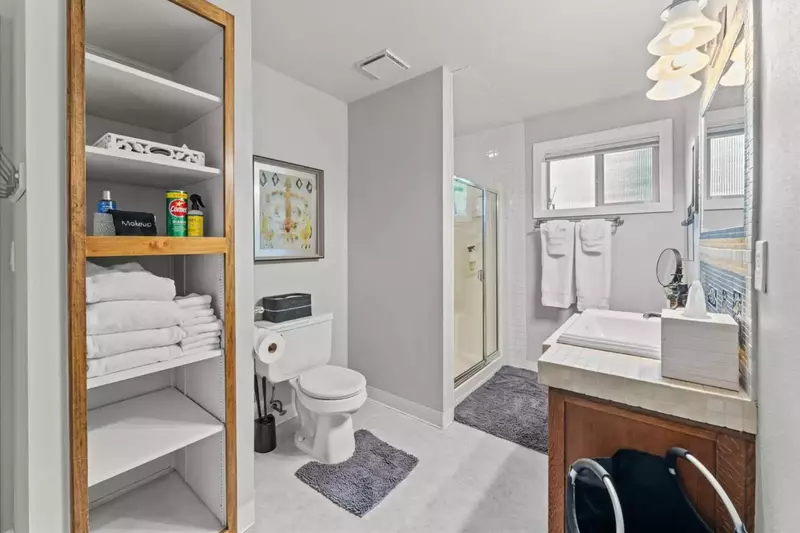 With 3 full bathrooms everyone staying here has ample privacy.