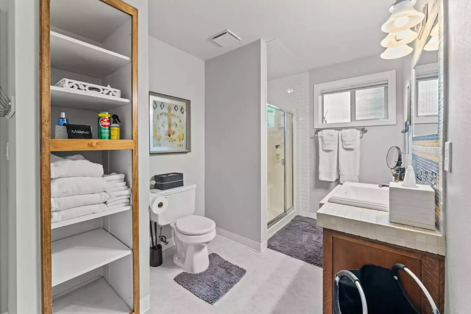 With 3 full bathrooms everyone staying here has ample privacy.