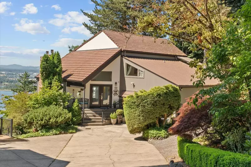 "You will find it difficult to find a better house anywhere. A perfect location with spectacular views!" - Brent