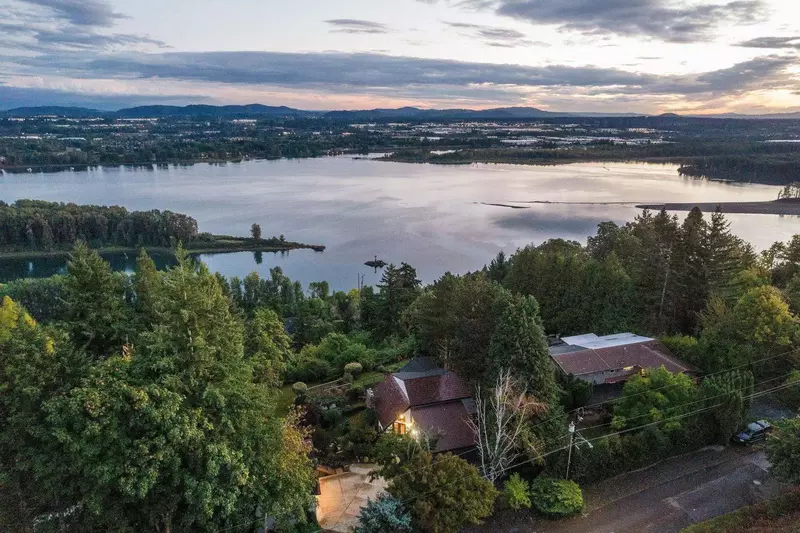 "Everyone was blown away by the amazing view!  On top of this, the place was very clean, spacious, and well furnished" - James