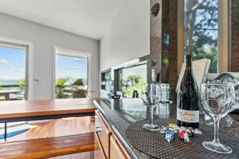 "We LOVED staying here! The house is beautiful, the view is spectacular and the neighbourhood is quiet & safe :)" - Holli