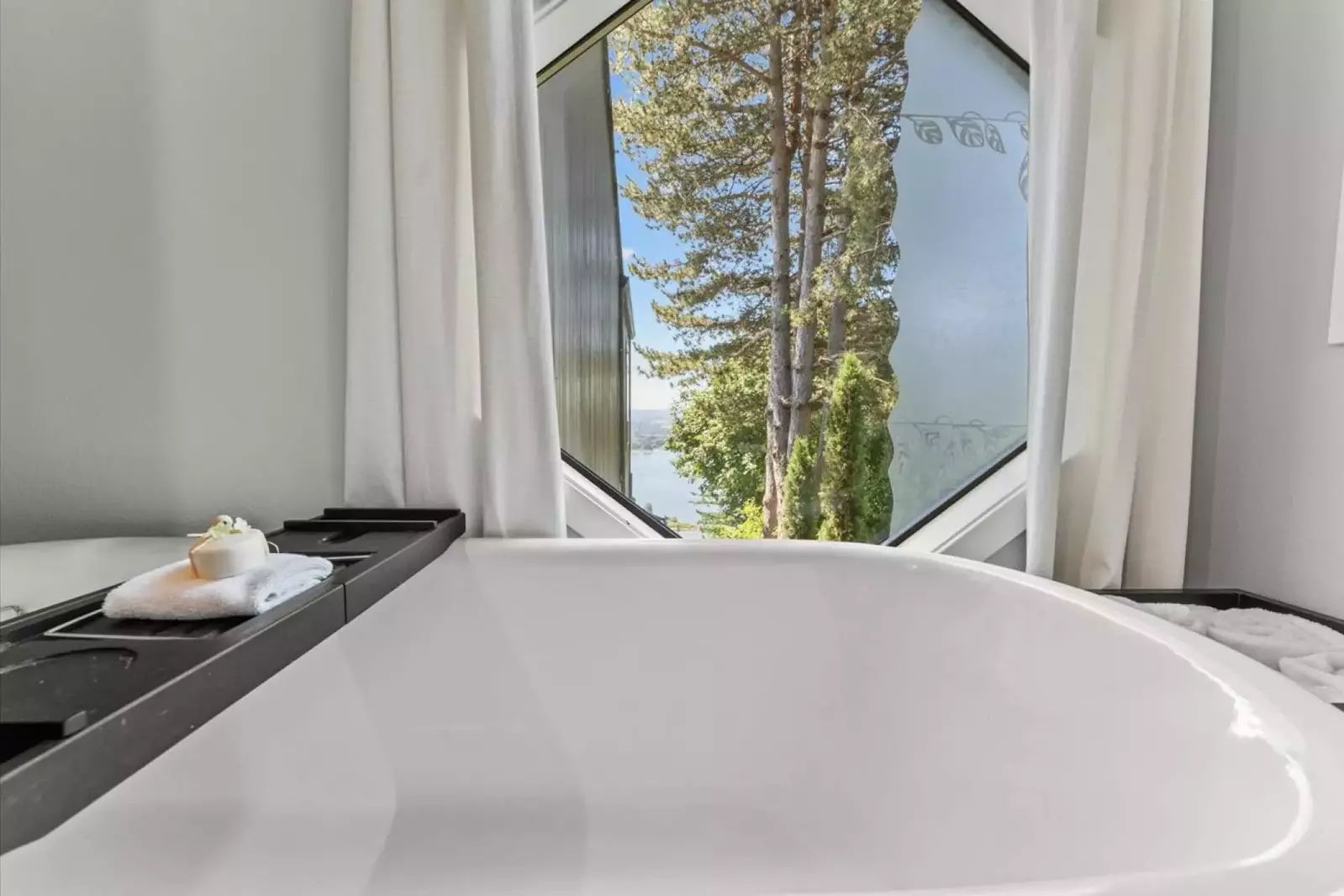 The bathtub is an excellent place to recharge after a day exploring the Gorge.