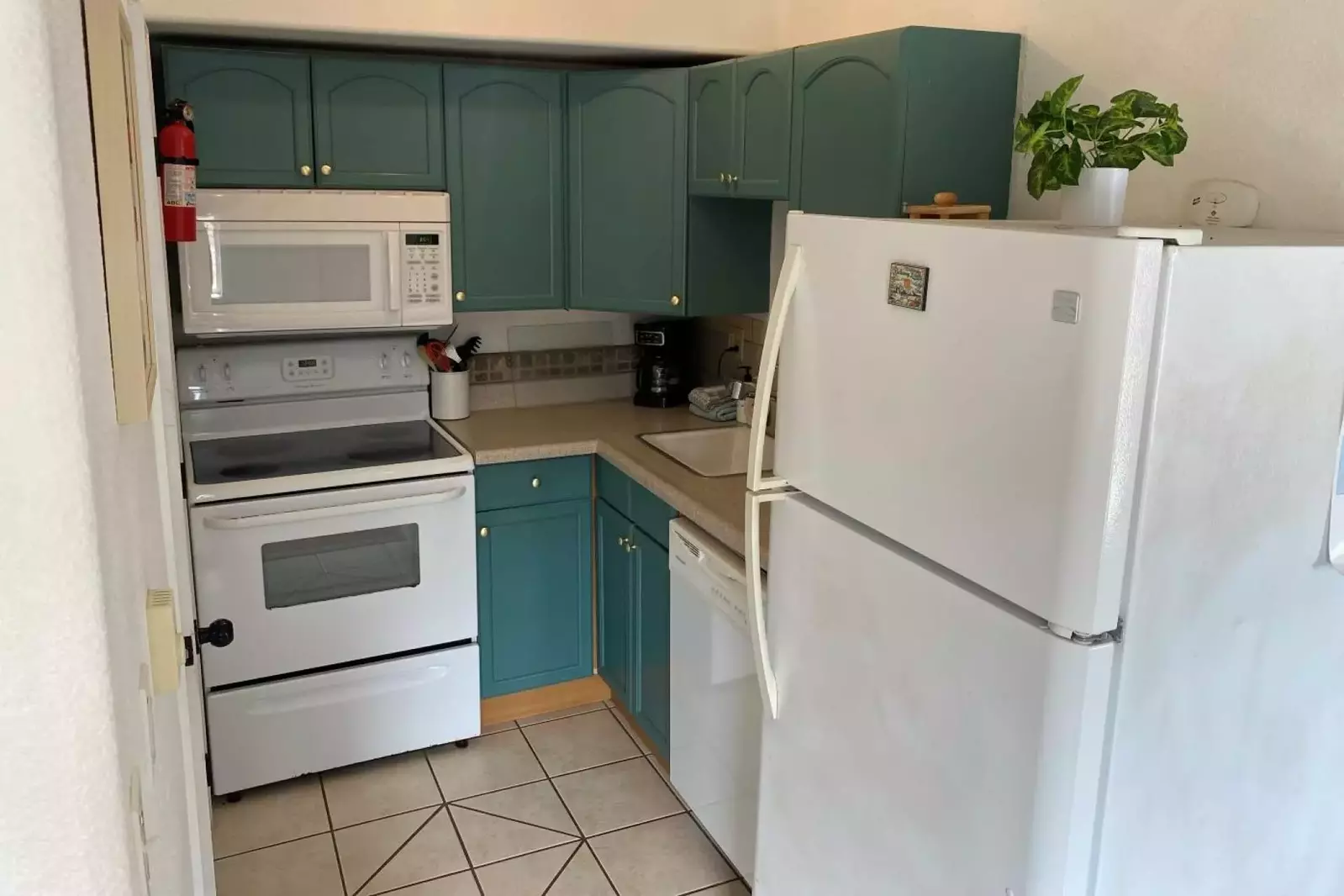 This motel unit features a full standard kitchen. Enjoy a home cooked meal while exploring the coast.