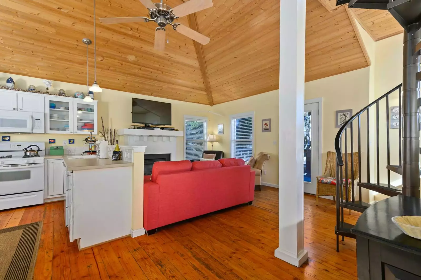 Bella Beach is a charming and peaceful neighborhood north of downtown Depoe Bay.