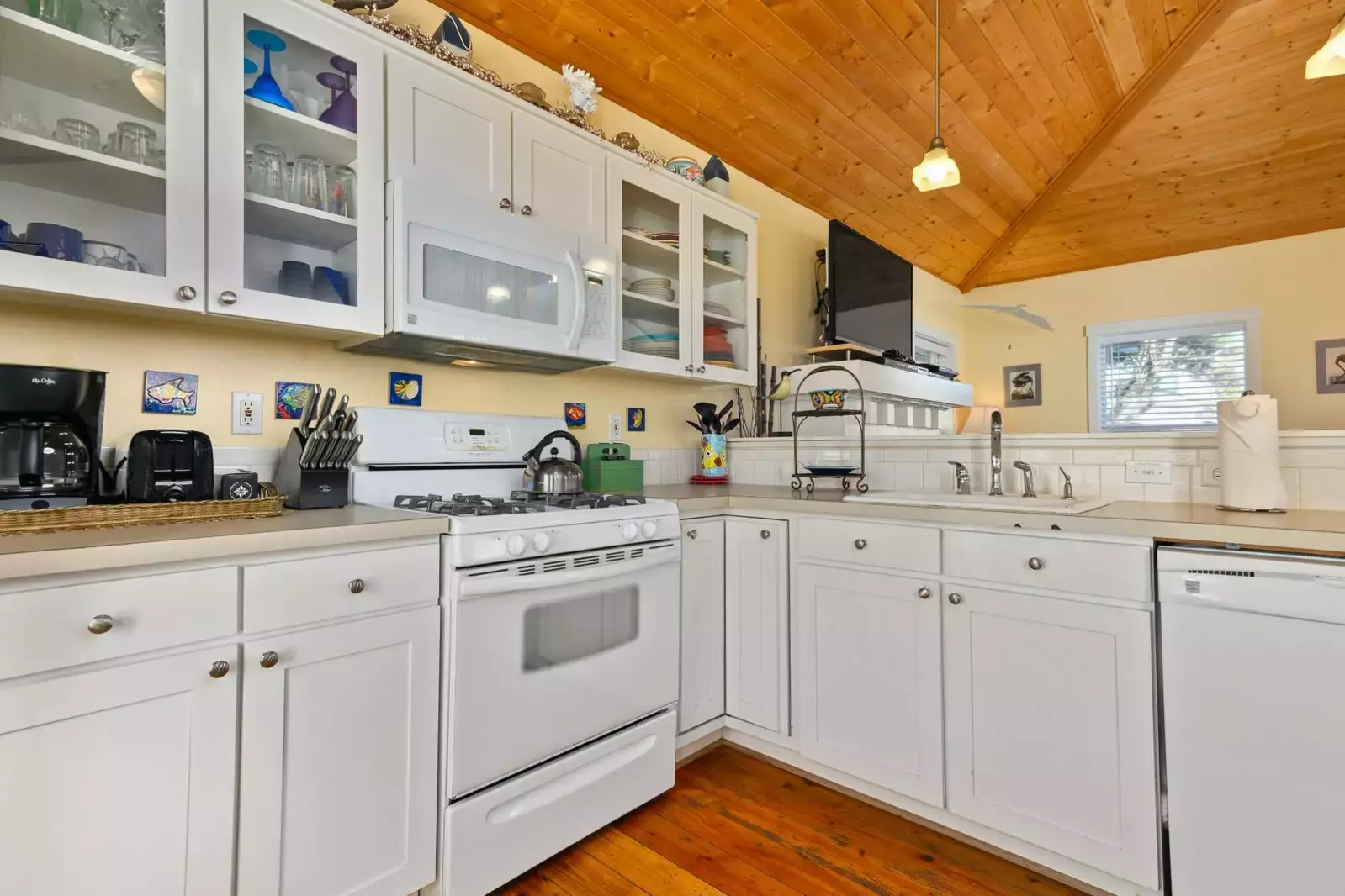 Cook delicious meals for breakfast, lunch, and dinner in this fully equipped kitchen. We suggest grabbing some seafood from a local market.
