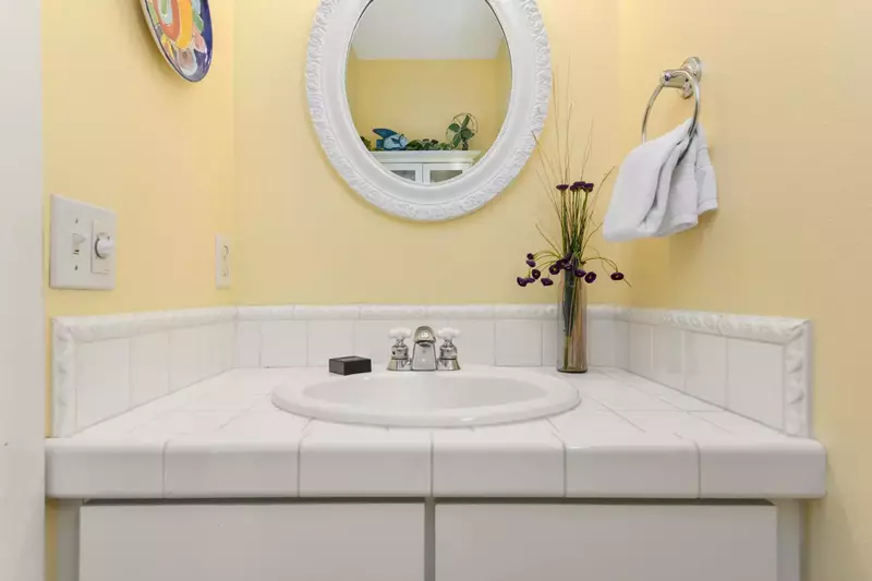 With 2 full bathrooms everyone staying here has ample privacy.