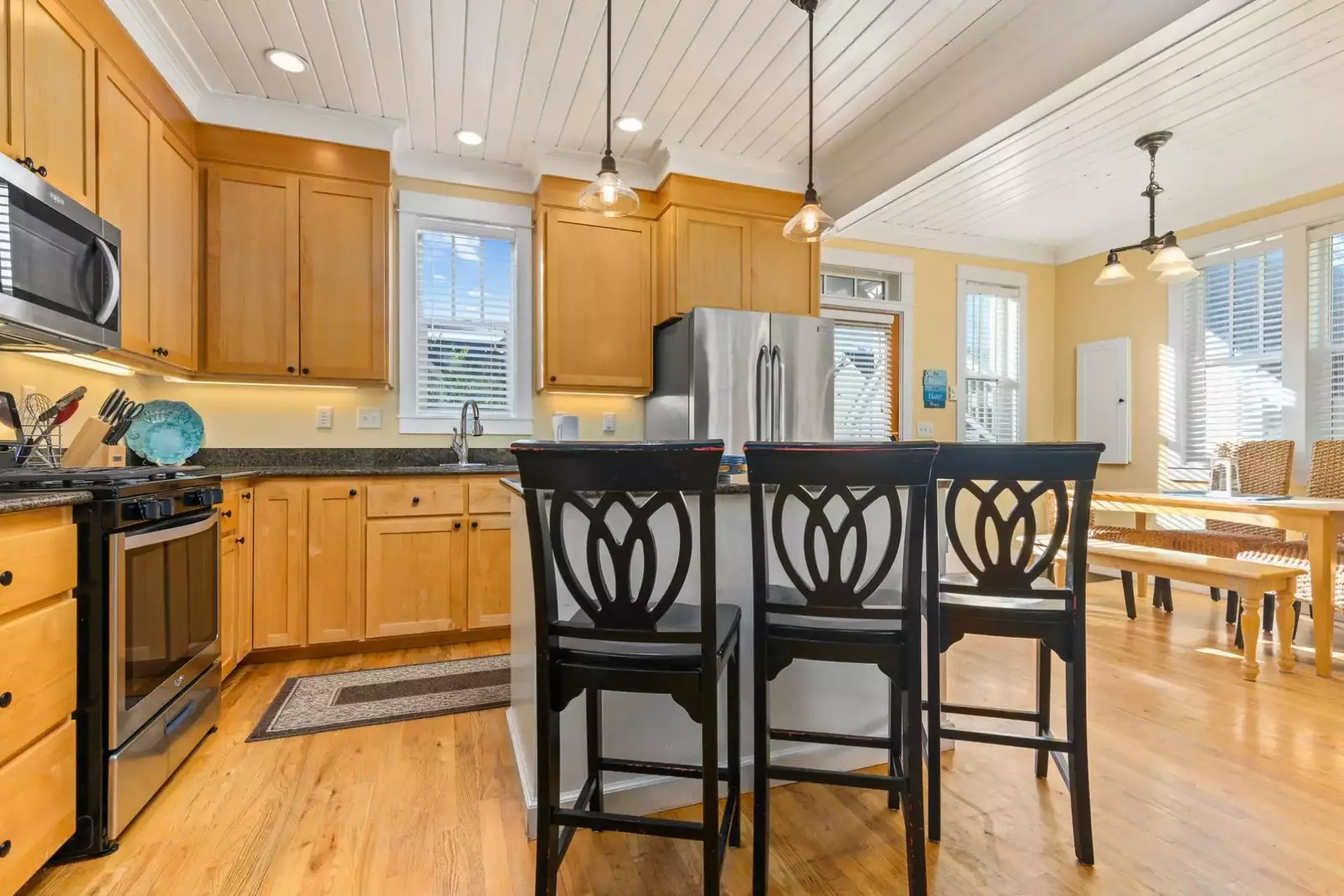 Cook delicious meals for breakfast, lunch, and dinner in this fully equipped kitchen. We suggest grabbing some seafood from a local market.