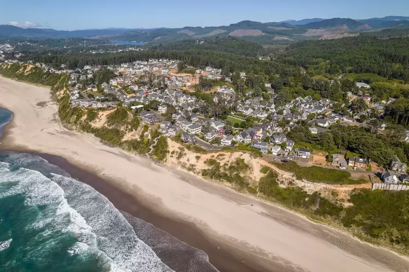 Cute comfortable house. Very nice neighborhood. Close to the beach.  -Aron