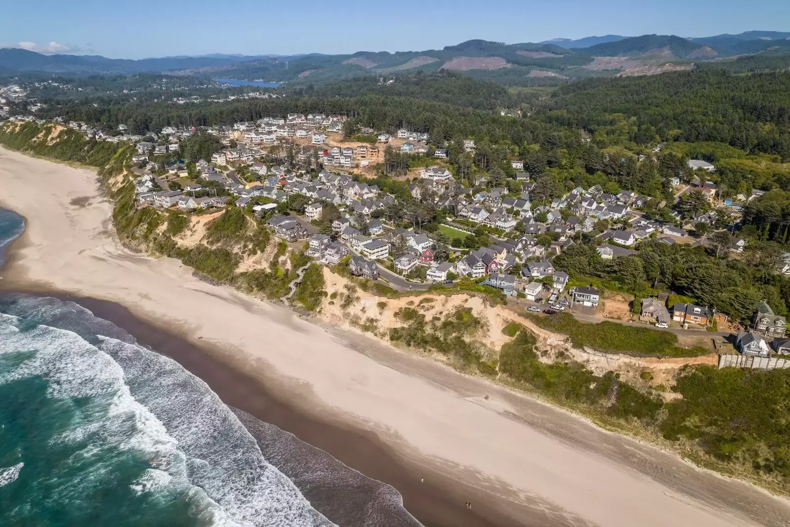 Cute comfortable house. Very nice neighborhood. Close to the beach.  -Aron