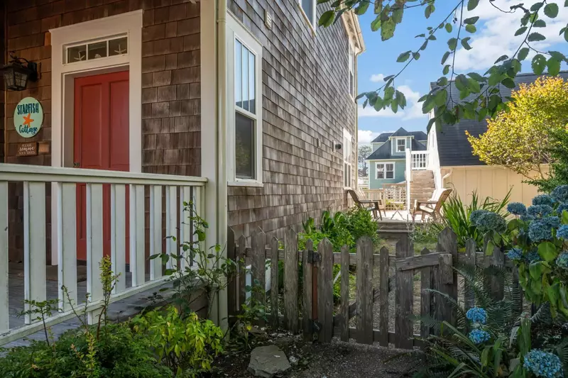 "Would happily go back to this home! Clean and well-equipped property in a charming neighborhood that's close to the beach." - Samuel