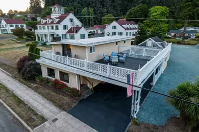 "The outdoor space was so nice in the summer heat. The upper deck was perfect for stargazing while enjoying the ocean breezes." - Melany