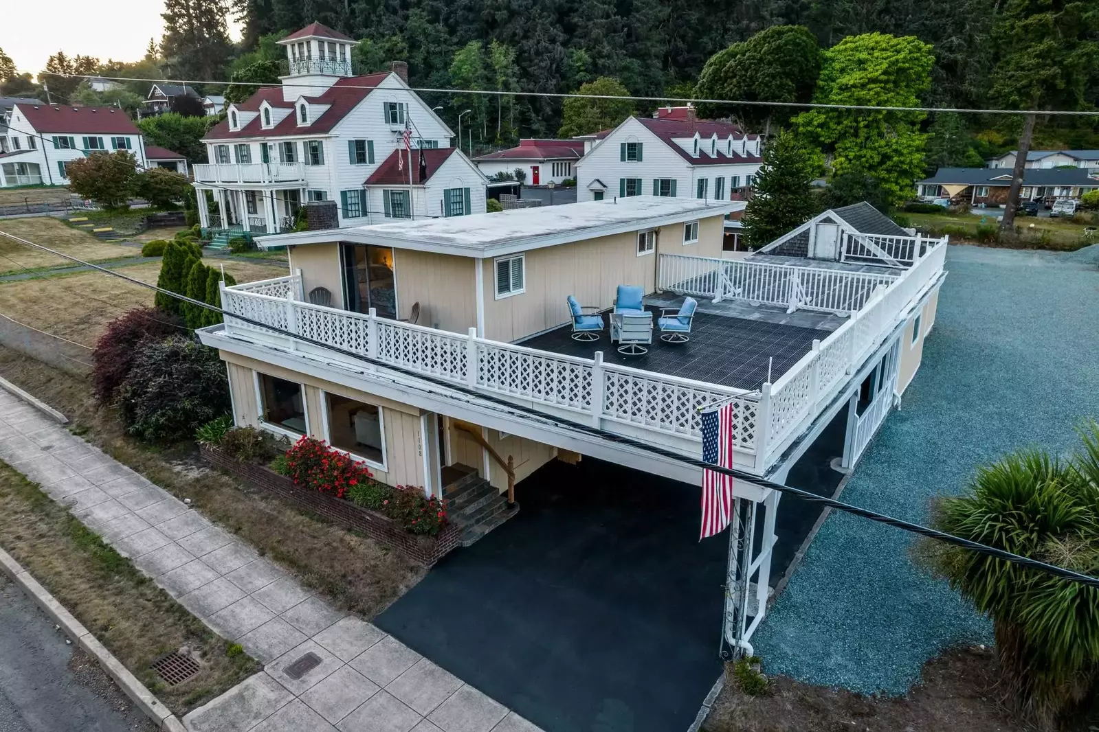 "The outdoor space was so nice in the summer heat. The upper deck was perfect for stargazing while enjoying the ocean breezes." - Melany