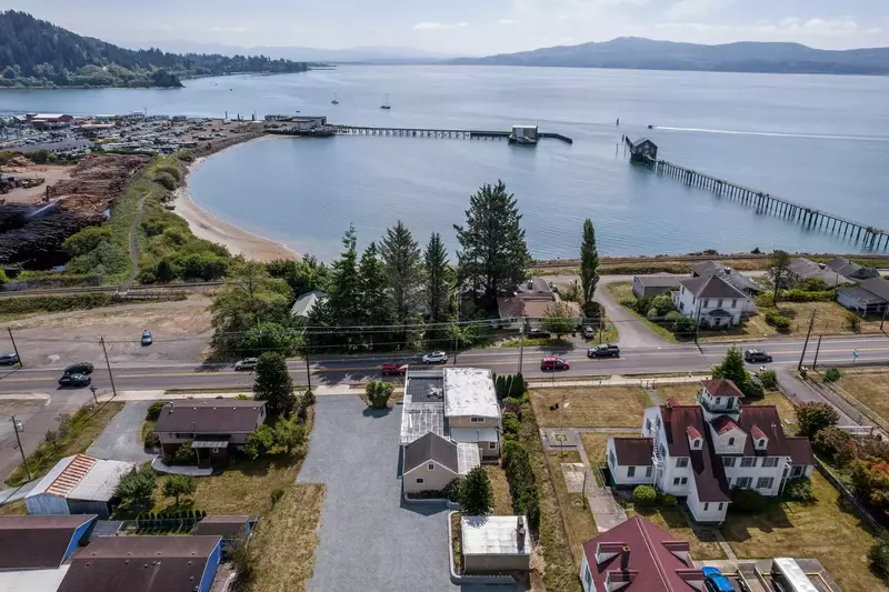 This rental is located in Garibaldi, Oregon, a quiet town in the Tillamook Bay. It is an excellent place to grab, fish, and clam.