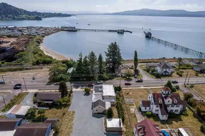 This rental is located in Garibaldi, Oregon, a quiet town in the Tillamook Bay. It is an excellent place to grab, fish, and clam.