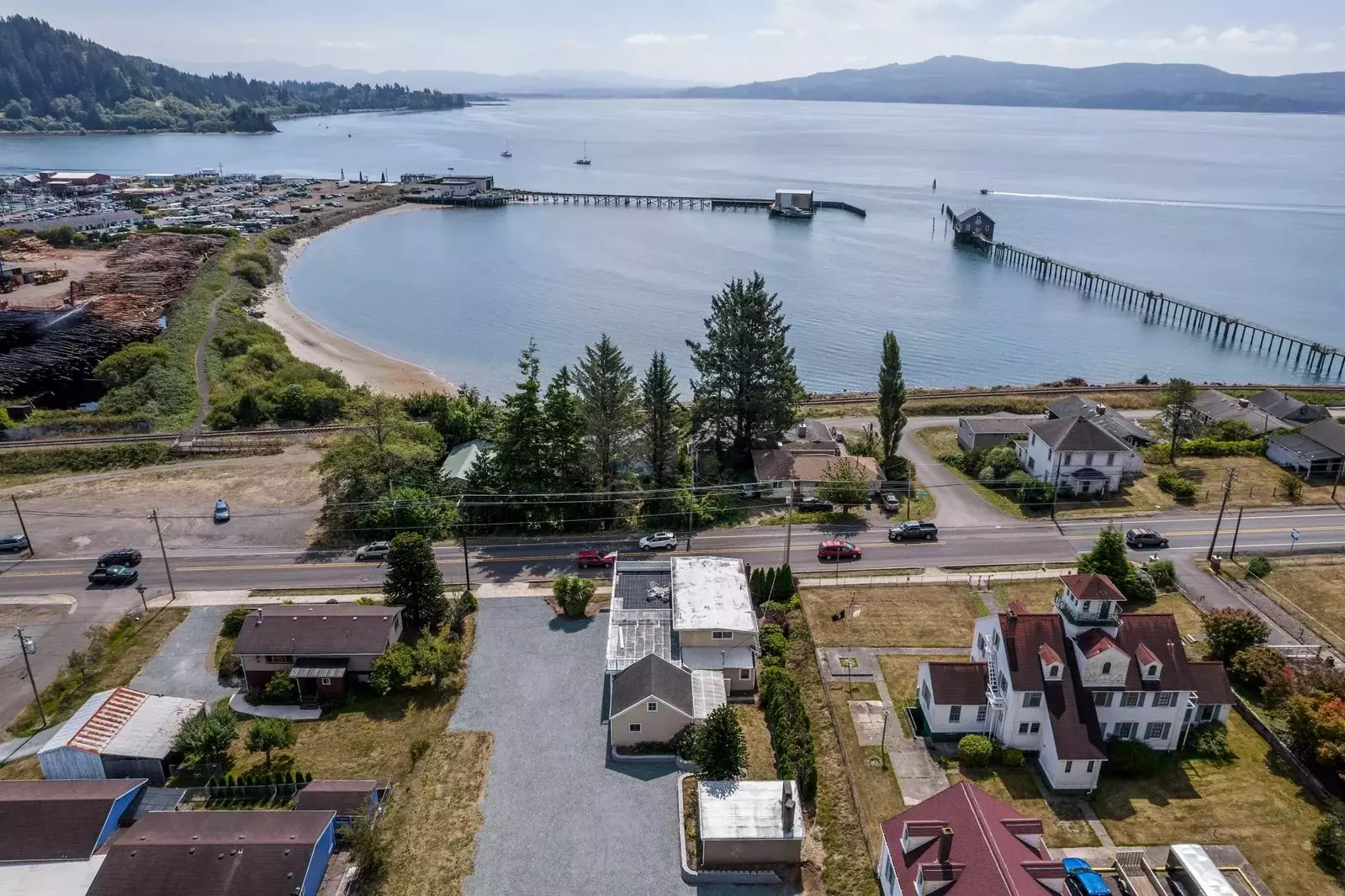 This rental is located in Garibaldi, Oregon, a quiet town in the Tillamook Bay. It is an excellent place to grab, fish, and clam.