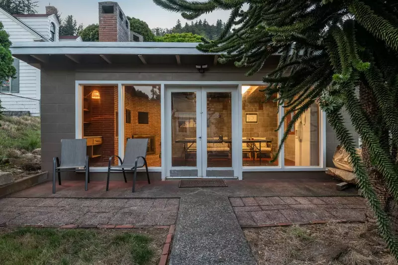 Plenty of room for everyone to spread out and get some alone time. It’s conveniently located near a pier where we got a great view of the sunset - Ron