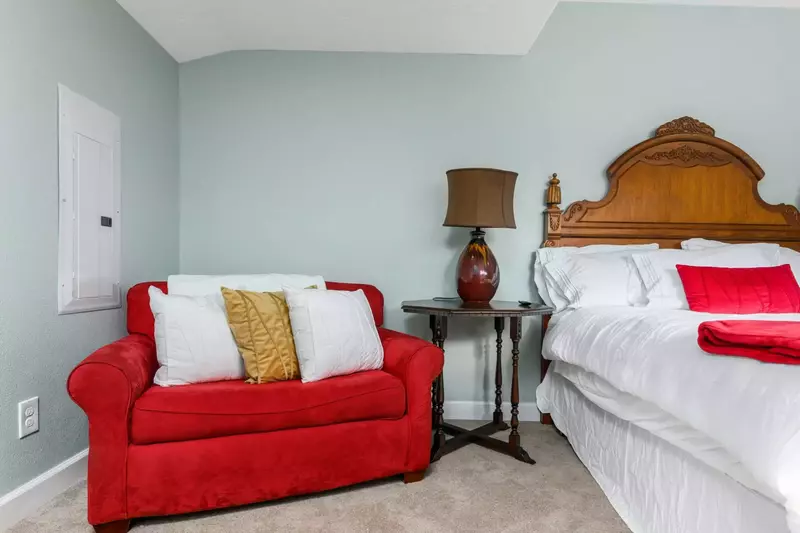 "Beautiful house with plenty beds, linens and very spacious. We felt right at home! The host is very responsive with any inquiries!!" - Marcia