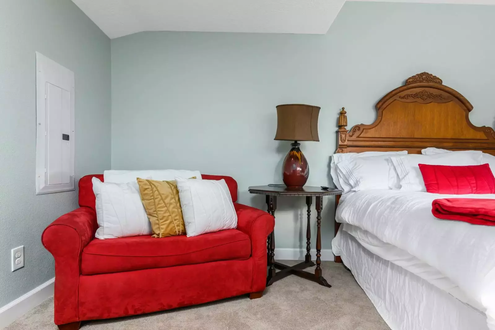 "Beautiful house with plenty beds, linens and very spacious. We felt right at home! The host is very responsive with any inquiries!!" - Marcia