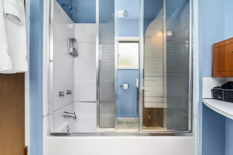 With 2.5 bathrooms everyone staying here has ample privacy.